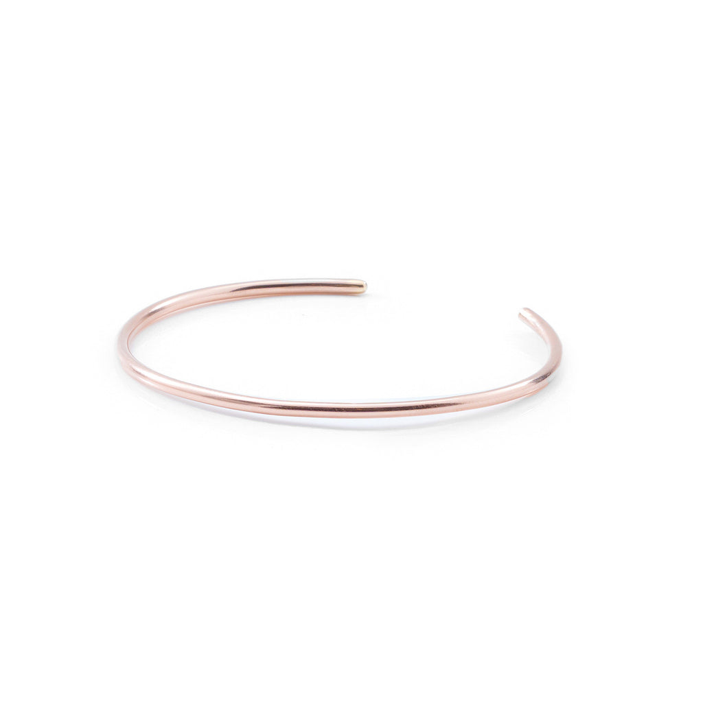 Introducing a beautifully crafted rose gold cuff bracelet, designed with two delicate wires. Available in both smooth and hammered finishes, this elegant piece is offered in sizes ranging from X-Small to Large, with custom sizing options to ensure a perfect fit.