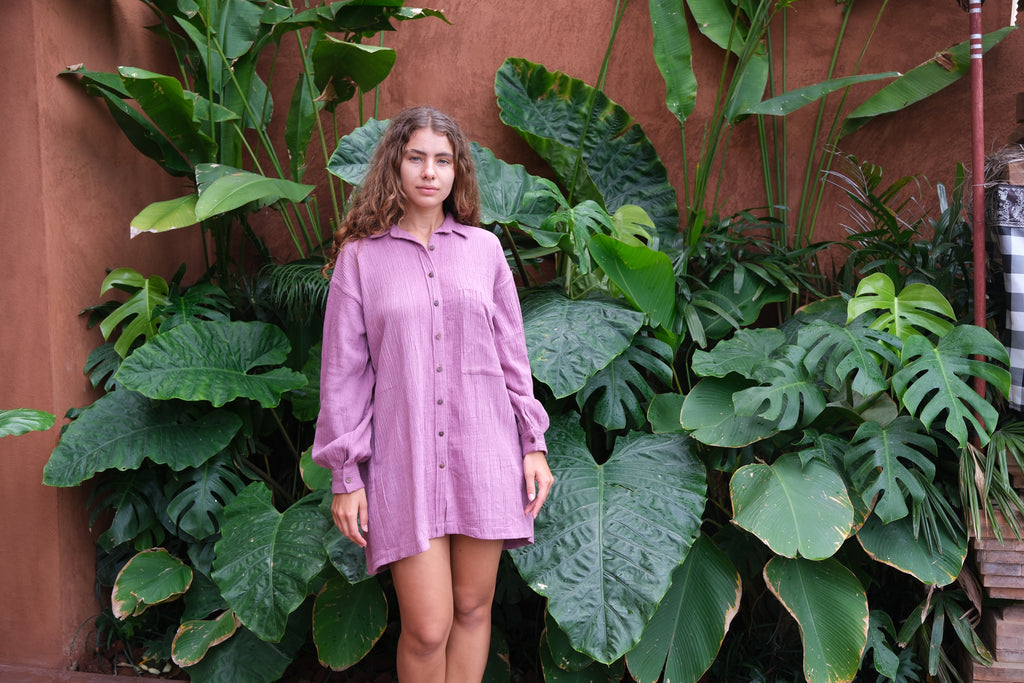 Introducing the Artist Smock, a collaboration between Audrey E Leary and World of Crow. This pink dual-tone smock is crafted from thick, handwoven organic cotton and features a straight collar, puff full sleeves, and spacious pockets. With a short length and gathered cuffs, it offers a comfortable fit and is perfect for painting, crafting, and staying cozy during travel.