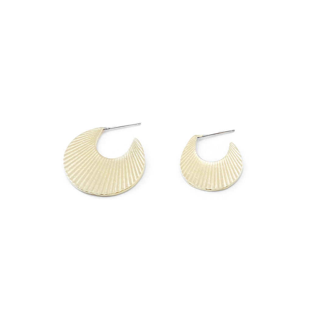 Introducing our vintage-inspired sunburst earrings in gold, featuring a scallop-shaped design that captures a timeless elegance. Handcrafted from brass with sterling silver posts, these earrings are available in both Small and Medium sizes. Elevate your look with these classic, radiant accessories.