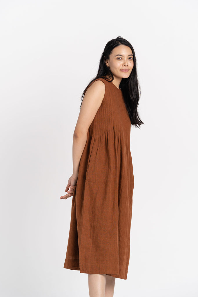 Bombay brown pleated organic cotton dress, good sustainable clothing brands, high quality sustainable clothing, organic dress pants, organic pants, best cotton clothes, cotton cloth shop, green cotton women's clothing, white cotton clothes women, minimalist clothing list, minimalist clothing stores